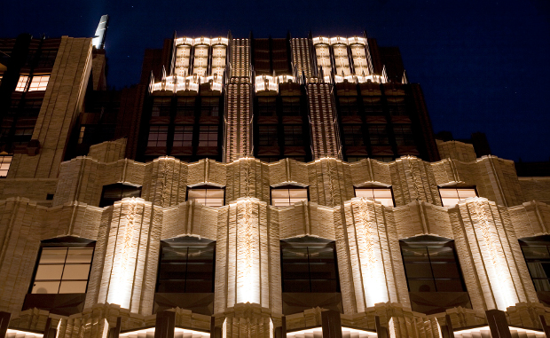 ERCO Project Walker Tower Durante un recorrido nocturno por el barrio TriBeCa de Manhattan, es imposible pasar por alto el imponente Walker Tower. Reforzada por la iluminación dramática, la fachada de ladrillo con pilastras y paneles metálicos atrae las miradas de los transeúntes. El rascacielos, construido en el año 1929, fue diseñado por el arquitecto Ralph Thomas Walker.