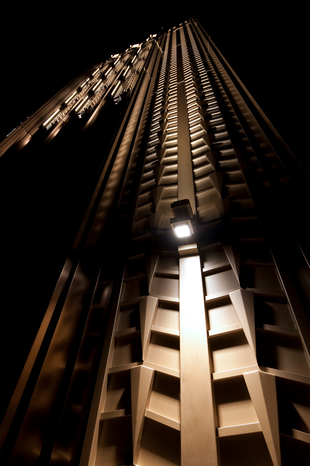 ERCO Project Walker Tower Durante un recorrido nocturno por el barrio TriBeCa de Manhattan, es imposible pasar por alto el imponente Walker Tower. Reforzada por la iluminación dramática, la fachada de ladrillo con pilastras y paneles metálicos atrae las miradas de los transeúntes. El rascacielos, construido en el año 1929, fue diseñado por el arquitecto Ralph Thomas Walker.