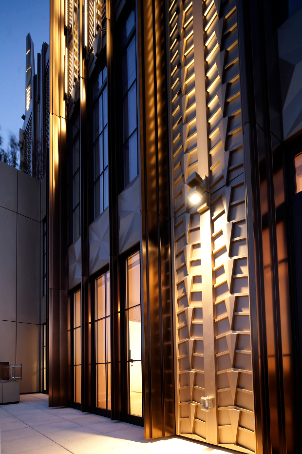 ERCO Project Walker Tower Durante un recorrido nocturno por el barrio TriBeCa de Manhattan, es imposible pasar por alto el imponente Walker Tower. Reforzada por la iluminación dramática, la fachada de ladrillo con pilastras y paneles metálicos atrae las miradas de los transeúntes. El rascacielos, construido en el año 1929, fue diseñado por el arquitecto Ralph Thomas Walker.