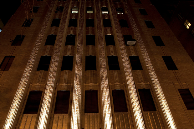 ERCO_Project_Walker-Tower_013 Durante un recorrido nocturno por el barrio TriBeCa de Manhattan, es imposible pasar por alto el imponente Walker Tower. Reforzada por la iluminación dramática, la fachada de ladrillo con pilastras y paneles metálicos atrae las miradas de los transeúntes. El rascacielos, construido en el año 1929, fue diseñado por el arquitecto Ralph Thomas Walker.