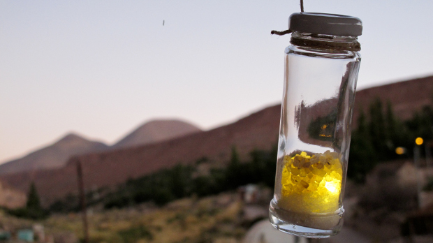 Caspana 2015 El pasado 22 y 23 de octubre se realizó en Caspana la instalación efímera “Mensaje en una Botella”, desarrollada por Vibralight y coordinada por Jaime Díaz Villalobos (Arquitecto) ambos miembros de fundación Pangea.