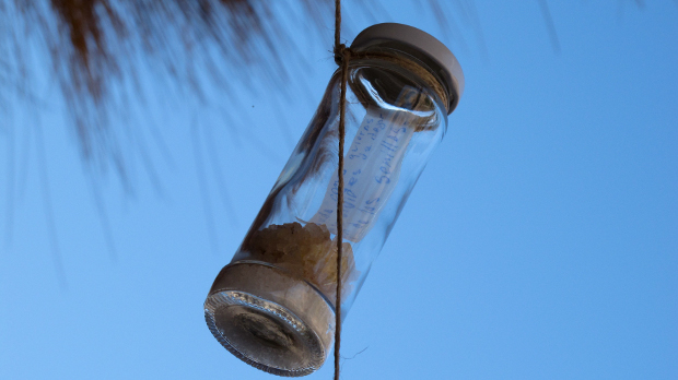 Caspana El pasado 22 y 23 de octubre se realizó en Caspana la instalación efímera “Mensaje en una Botella”, desarrollada por Vibralight y coordinada por Jaime Díaz Villalobos (Arquitecto) ambos miembros de fundación Pangea.