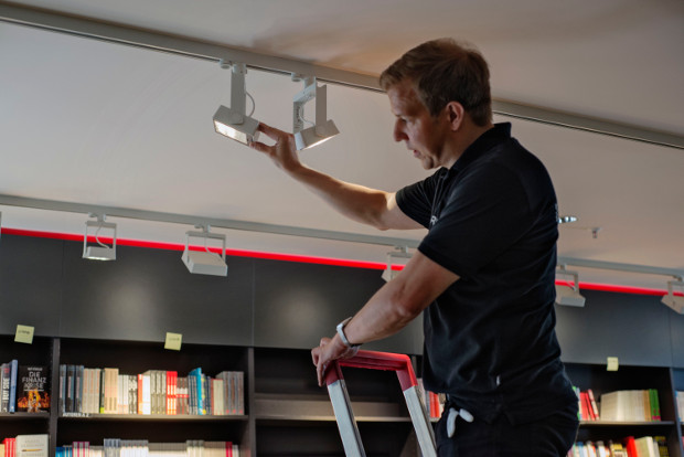 ERCO Dussmann En Berlín, el Dussmann das KulturKaufhaus de la calle Friedrichstraße representa una especie de institución: un punto clave en la vida cultural que atrae a los comercios de venta al por menor de la capital. Inaugurados en 1997, estos almacenes venden libros, CDs, DVDs y partituras