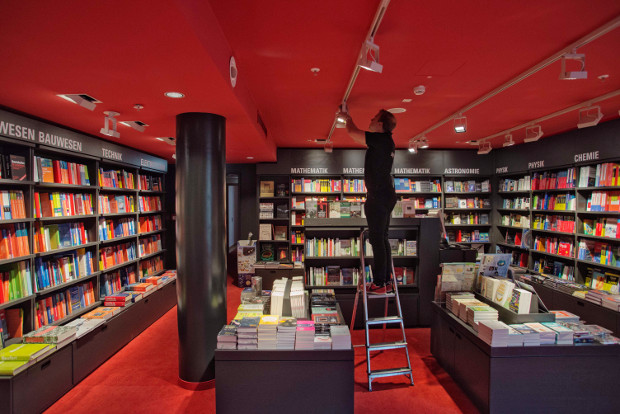 ERCO Project Relighting Dussmann En Berlín, el Dussmann das KulturKaufhaus de la calle Friedrichstraße representa una especie de institución: un punto clave en la vida cultural que atrae a los comercios de venta al por menor de la capital. Inaugurados en 1997, estos almacenes venden libros, CDs, DVDs y partituras