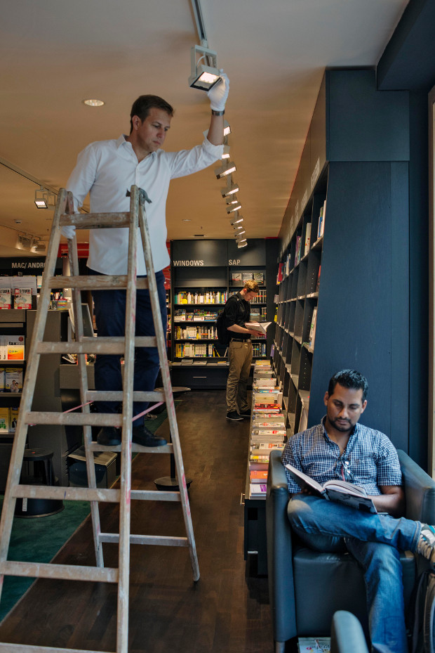 ERCO Project Relighting Dussmann En Berlín, el Dussmann das KulturKaufhaus de la calle Friedrichstraße representa una especie de institución: un punto clave en la vida cultural que atrae a los comercios de venta al por menor de la capital. Inaugurados en 1997, estos almacenes venden libros, CDs, DVDs y partituras