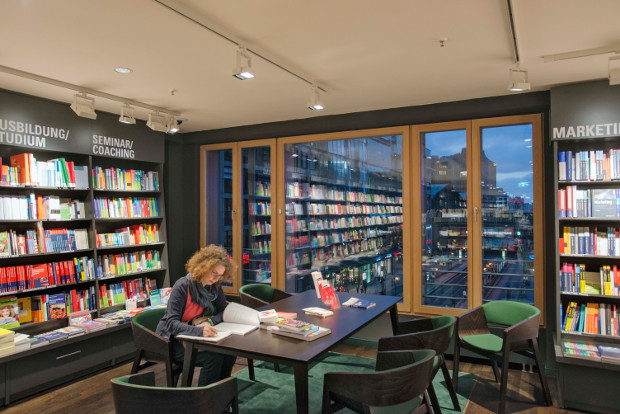 ERCO Project Relighting Dussmann En Berlín, el Dussmann das KulturKaufhaus de la calle Friedrichstraße representa una especie de institución: un punto clave en la vida cultural que atrae a los comercios de venta al por menor de la capital. Inaugurados en 1997, estos almacenes venden libros, CDs, DVDs y partituras