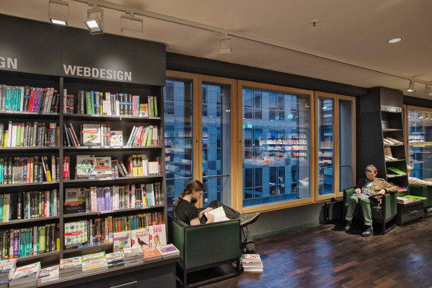 ERCO Project Relighting Dussmann En Berlín, el Dussmann das KulturKaufhaus de la calle Friedrichstraße representa una especie de institución: un punto clave en la vida cultural que atrae a los comercios de venta al por menor de la capital. Inaugurados en 1997, estos almacenes venden libros, CDs, DVDs y partituras