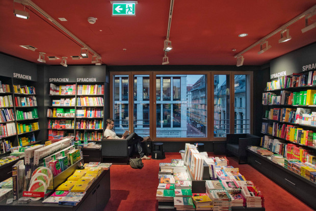 ERCO En Berlín, el Dussmann das KulturKaufhaus de la calle Friedrichstraße representa una especie de institución: un punto clave en la vida cultural que atrae a los comercios de venta al por menor de la capital. Inaugurados en 1997, estos almacenes venden libros, CDs, DVDs y partituras