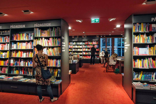 ERCO En Berlín, el Dussmann das KulturKaufhaus de la calle Friedrichstraße representa una especie de institución: un punto clave en la vida cultural que atrae a los comercios de venta al por menor de la capital. Inaugurados en 1997, estos almacenes venden libros, CDs, DVDs y partituras