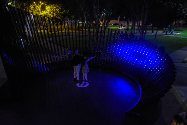 Pixel Flow, Claudia Paz La diseñadora de iluminación Claudia Paz se hace eco en su última instalación para la Municipalidad de San Isidro de la necesidad de integrar su obra al espacio público y brindar un momento mágico dentro de un entorno urbano