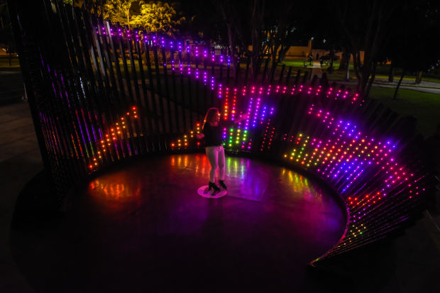 Pixel Flow La diseñadora de iluminación Claudia Paz se hace eco en su última instalación para la Municipalidad de San Isidro de la necesidad de integrar su obra al espacio público y brindar un momento mágico dentro de un entorno urbano