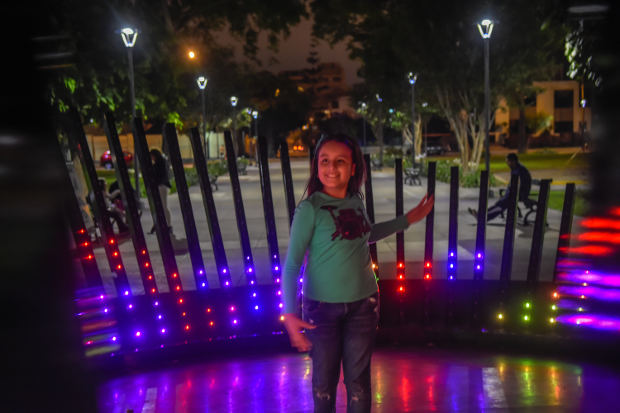 Pixel Flow, Claudia Paz La diseñadora de iluminación Claudia Paz se hace eco en su última instalación para la Municipalidad de San Isidro de la necesidad de integrar su obra al espacio público y brindar un momento mágico dentro de un entorno urbano