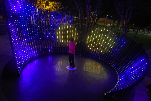 Claudia Paz, Pixel Flow La diseñadora de iluminación Claudia Paz se hace eco en su última instalación para la Municipalidad de San Isidro de la necesidad de integrar su obra al espacio público y brindar un momento mágico dentro de un entorno urbano