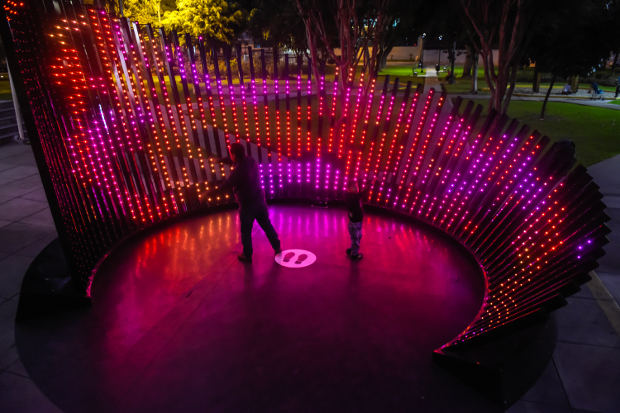 Claudia Paz La diseñadora de iluminación Claudia Paz se hace eco en su última instalación para la Municipalidad de San Isidro de la necesidad de integrar su obra al espacio público y brindar un momento mágico dentro de un entorno urbano