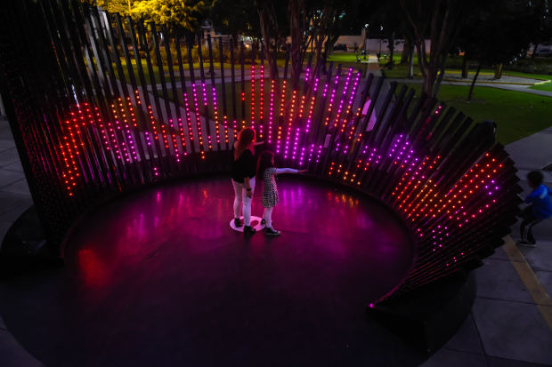 Claudia Paz, Pixel Flow La diseñadora de iluminación Claudia Paz se hace eco en su última instalación para la Municipalidad de San Isidro de la necesidad de integrar su obra al espacio público y brindar un momento mágico dentro de un entorno urbano