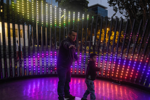 Claudia Paz La diseñadora de iluminación Claudia Paz se hace eco en su última instalación para la Municipalidad de San Isidro de la necesidad de integrar su obra al espacio público y brindar un momento mágico dentro de un entorno urbano