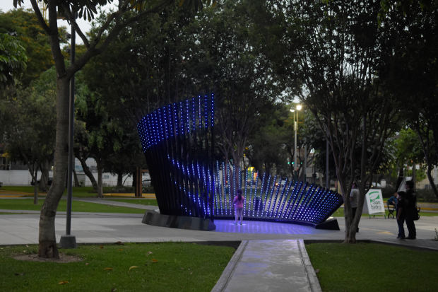 Claudia Paz La diseñadora de iluminación Claudia Paz se hace eco en su última instalación para la Municipalidad de San Isidro de la necesidad de integrar su obra al espacio público y brindar un momento mágico dentro de un entorno urbano
