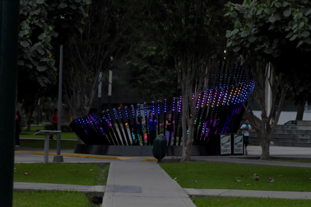 Pixel Flow, Claudia Paz La diseñadora de iluminación Claudia Paz se hace eco en su última instalación para la Municipalidad de San Isidro de la necesidad de integrar su obra al espacio público y brindar un momento mágico dentro de un entorno urbano
