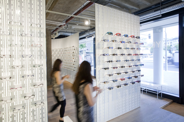 ERCO Mykita Berlin Es un homenaje a Berlín: en la primavera de 2014, el fabricante de gafas MYKITA inauguró su segunda tienda en la capital alemana, donde también tienen su sede las instalaciones de producción y administración de la marca.