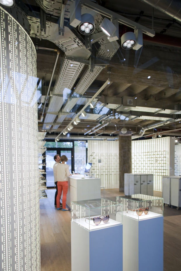 ERCO Mykita Berlin Es un homenaje a Berlín: en la primavera de 2014, el fabricante de gafas MYKITA inauguró su segunda tienda en la capital alemana, donde también tienen su sede las instalaciones de producción y administración de la marca.