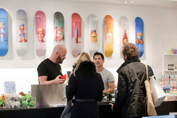 ERCO ColetteShop Paris Colette ofrece una experiencia de compras verdaderamente exclusiva: en tres plantas de venta que ocupan un total de 740 metros cuadrados, la fundadora Colette Rousseau y la directora creativa Sarah Andelman presentan colecciones de los más solicitados creadores de moda internacionales