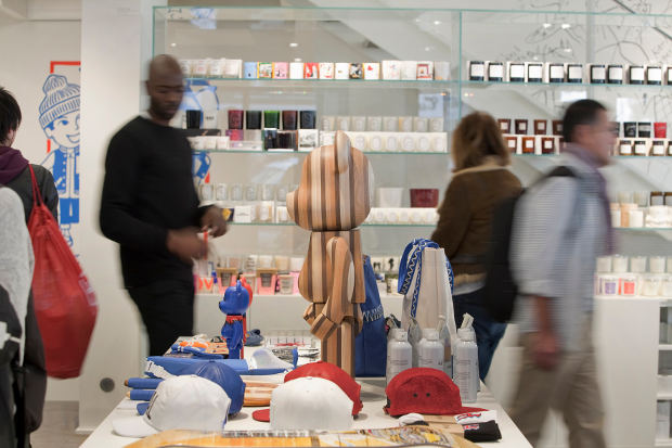 ERCO ColetteShop Paris Colette ofrece una experiencia de compras verdaderamente exclusiva: en tres plantas de venta que ocupan un total de 740 metros cuadrados, la fundadora Colette Rousseau y la directora creativa Sarah Andelman presentan colecciones de los más solicitados creadores de moda internacionales