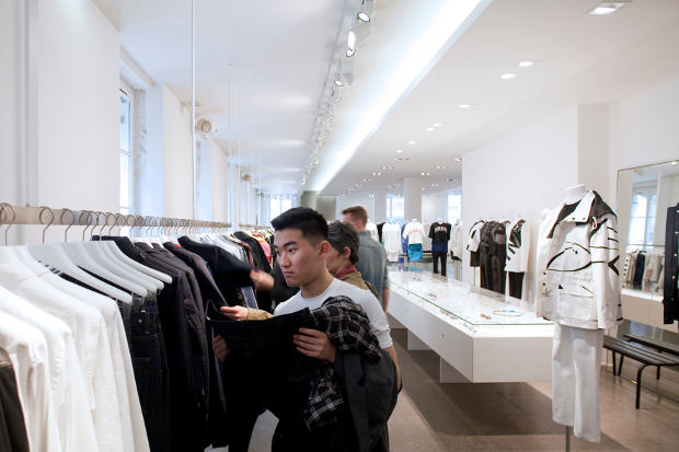 ERCO Colette Shop Paris Colette ofrece una experiencia de compras verdaderamente exclusiva: en tres plantas de venta que ocupan un total de 740 metros cuadrados, la fundadora Colette Rousseau y la directora creativa Sarah Andelman presentan colecciones de los más solicitados creadores de moda internacionales