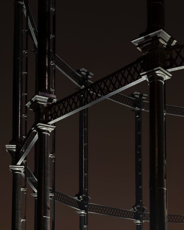 Gasholder No. 8 El nuevo proyecto de los diseñadores de iluminación Speirs + Major está situado en el norte del barrio residencial recientemente remodelado de King’s Cross, al lado del Regents Canal. Gasholder No 8