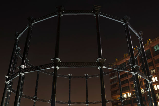Gasholder No. 8 El nuevo proyecto de los diseñadores de iluminación Speirs + Major está situado en el norte del barrio residencial recientemente remodelado de King’s Cross, al lado del Regents Canal. Gasholder No 8