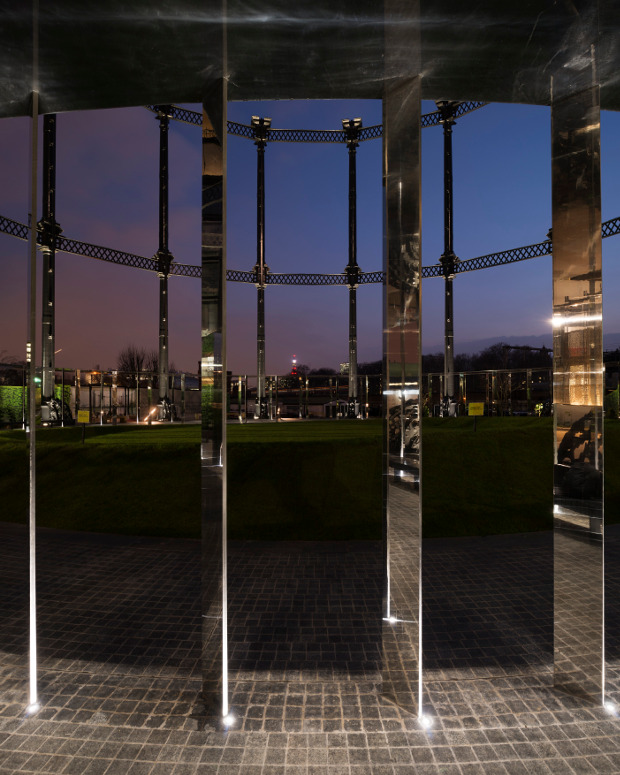 Gasholder No. 8 El nuevo proyecto de los diseñadores de iluminación Speirs + Major está situado en el norte del barrio residencial recientemente remodelado de King’s Cross, al lado del Regents Canal. Gasholder No 8