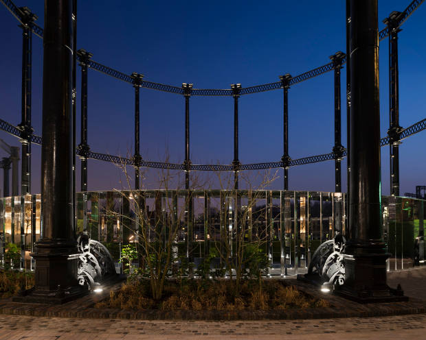 Gasholder No. 8 El nuevo proyecto de los diseñadores de iluminación Speirs + Major está situado en el norte del barrio residencial recientemente remodelado de King’s Cross, al lado del Regents Canal. Gasholder No 8
