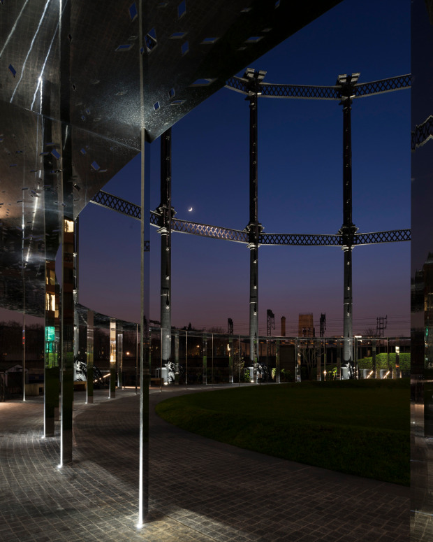 Gasholder No. 8 El nuevo proyecto de los diseñadores de iluminación Speirs + Major está situado en el norte del barrio residencial recientemente remodelado de King’s Cross, al lado del Regents Canal. Gasholder No 8