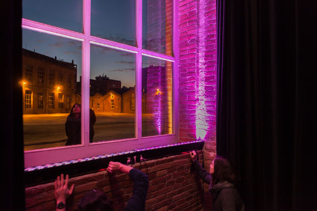 UPC FABRA I COATS Los alumnos del Módulo II del Máster Lighting Design de la UPC han participado en este curso 2015/2016 en un workshop de trabajo que se realizó en Fabra y Coats, una antigua fábrica de creación de Barcelona.