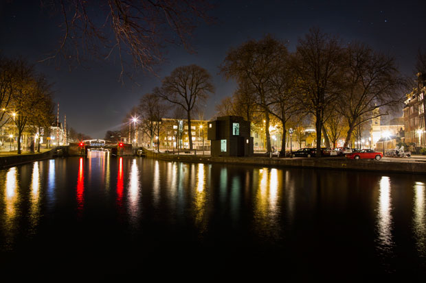 Amsterdam-Light-Festival-2016---What's-he-building-in-there---Laurent-de-Wolf---Copyright-Janus-van-den-Eijnden-(1)
