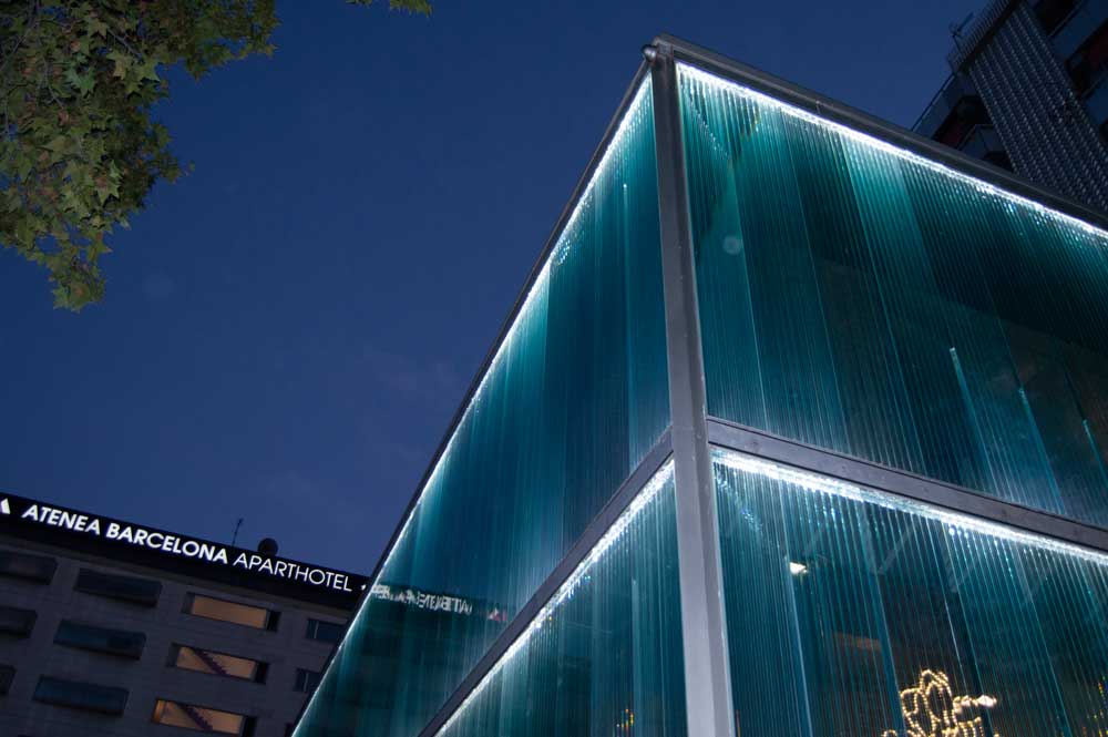 Roca Barcelona Gallery renovación lumínica de la fachada 