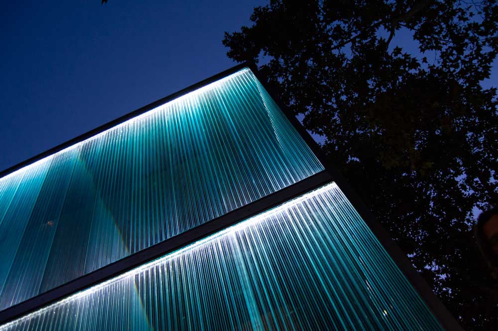 Roca Barcelona Gallery renovación lumínica de la fachada 