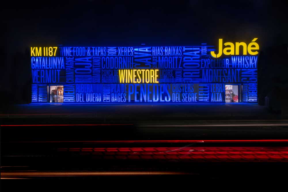 sakma ilumina la fachada de jane winestore