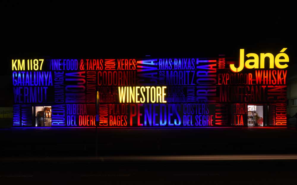 sakma ilumina la fachada de jane winestore