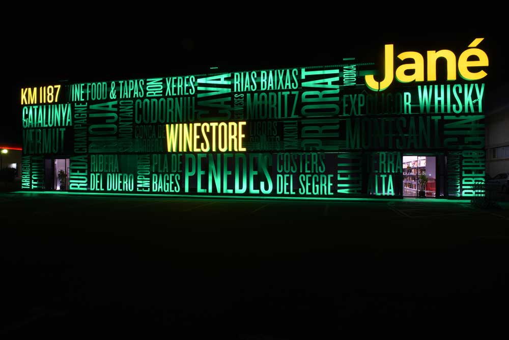 sakma ilumina la fachada de jane winestore
