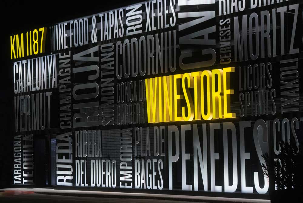 sakma ilumina la fachada de jane winestore