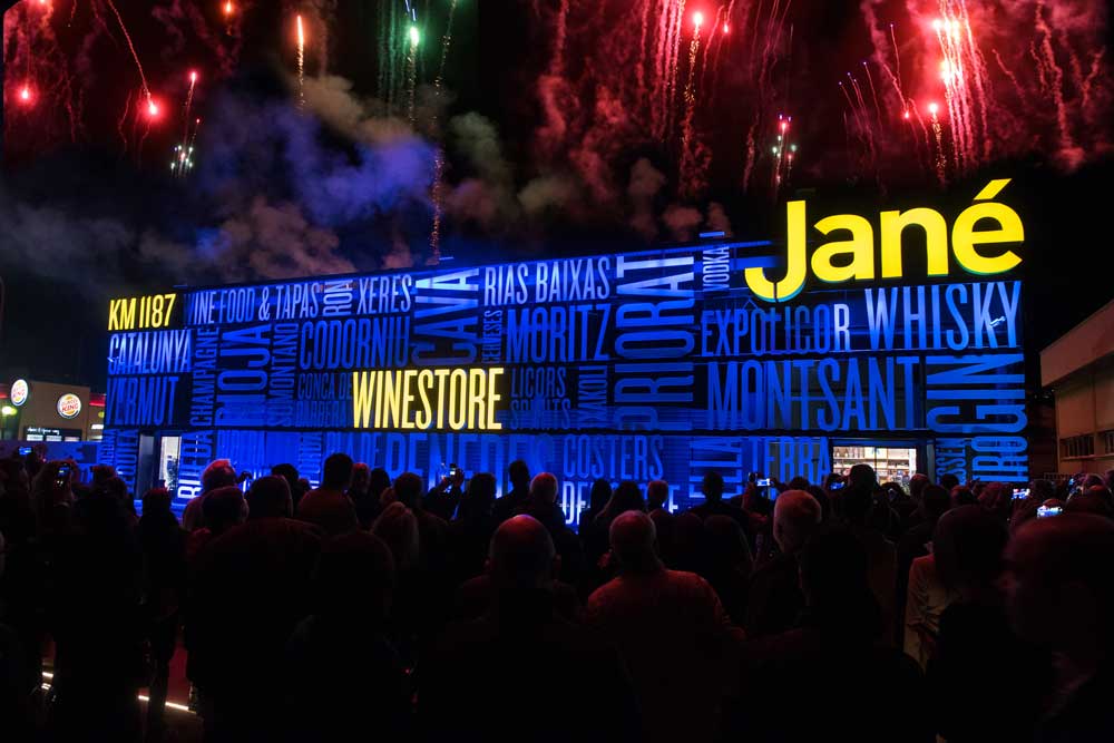 sakma ilumina la fachada de jane winestore