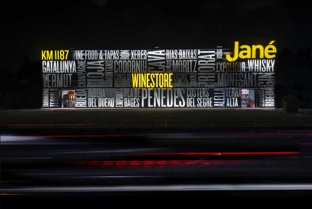 sakma ilumina la fachada de jane winestore