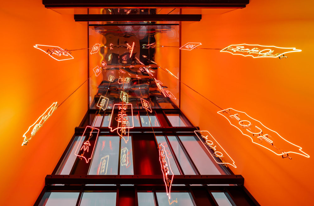 YOYO instalación artística luz Brut Deluxe