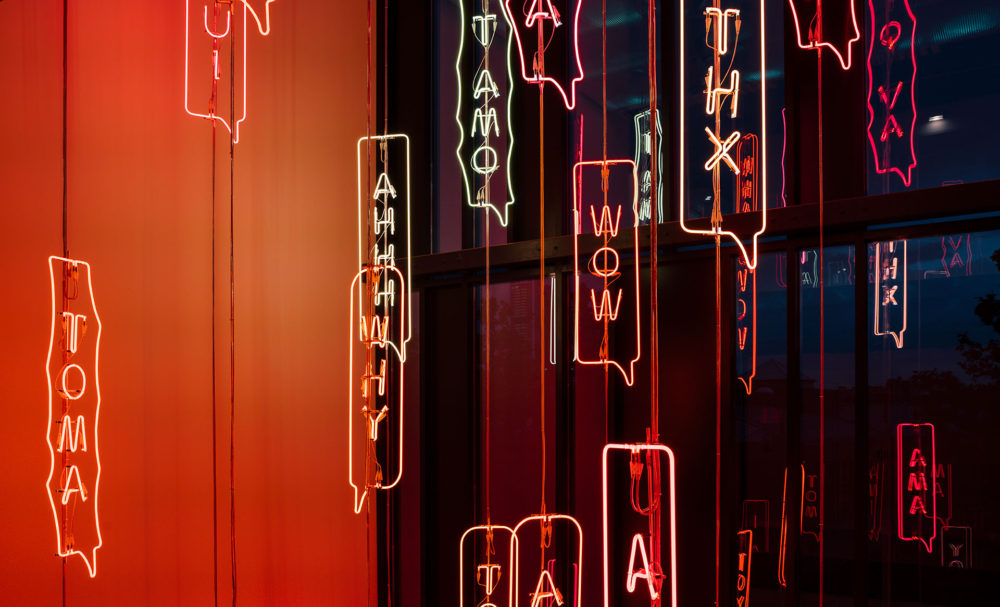 YOYO instalación artística luz Brut Deluxe