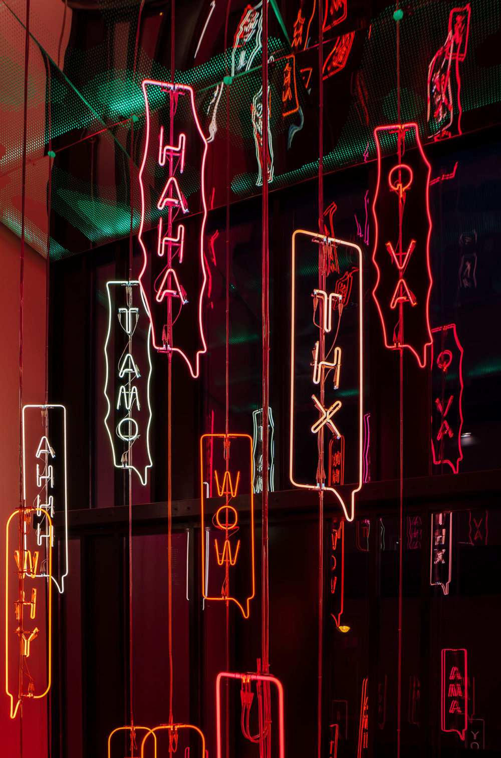 YOYO instalación artística luz Brut Deluxe