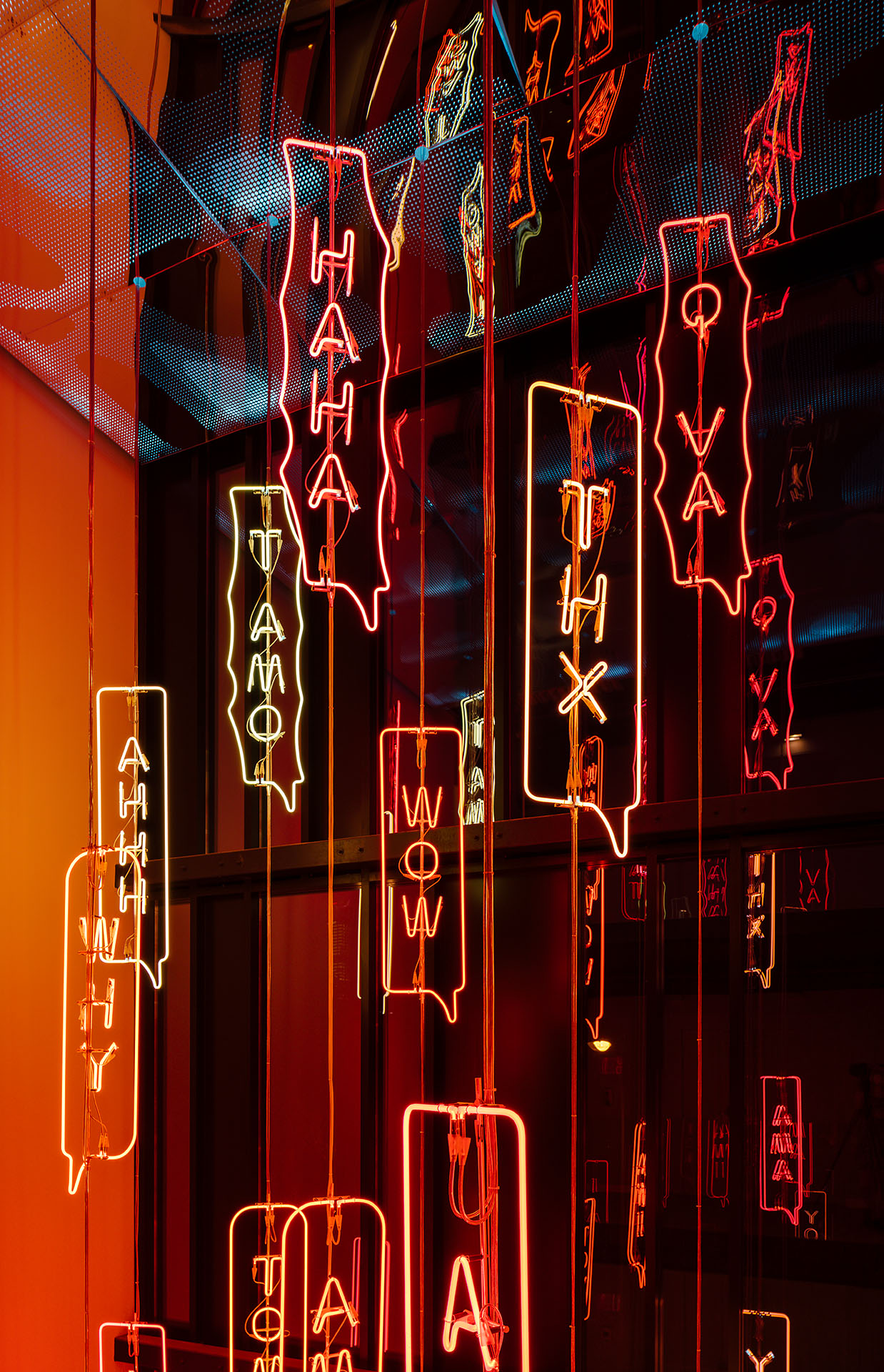 YOYO instalación artística luz Brut Deluxe