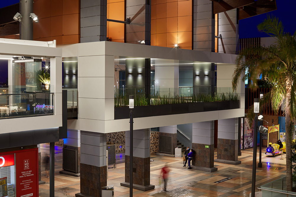 Centro Comercial Thader iluminacion Daniela Viloria