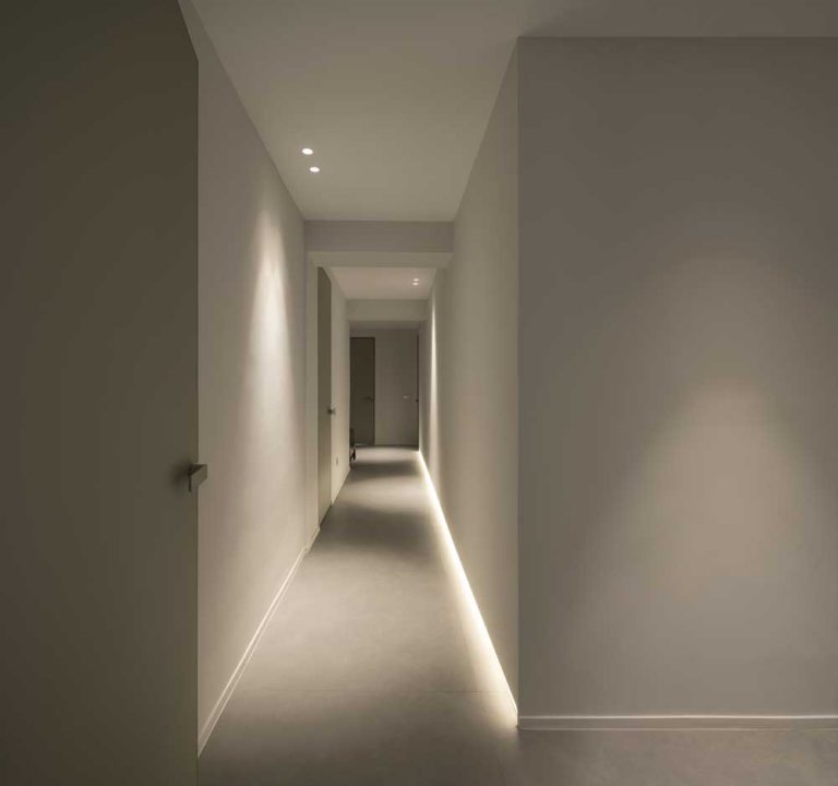 Delicada renovación de una vivienda carente de luz natural | Lightecture