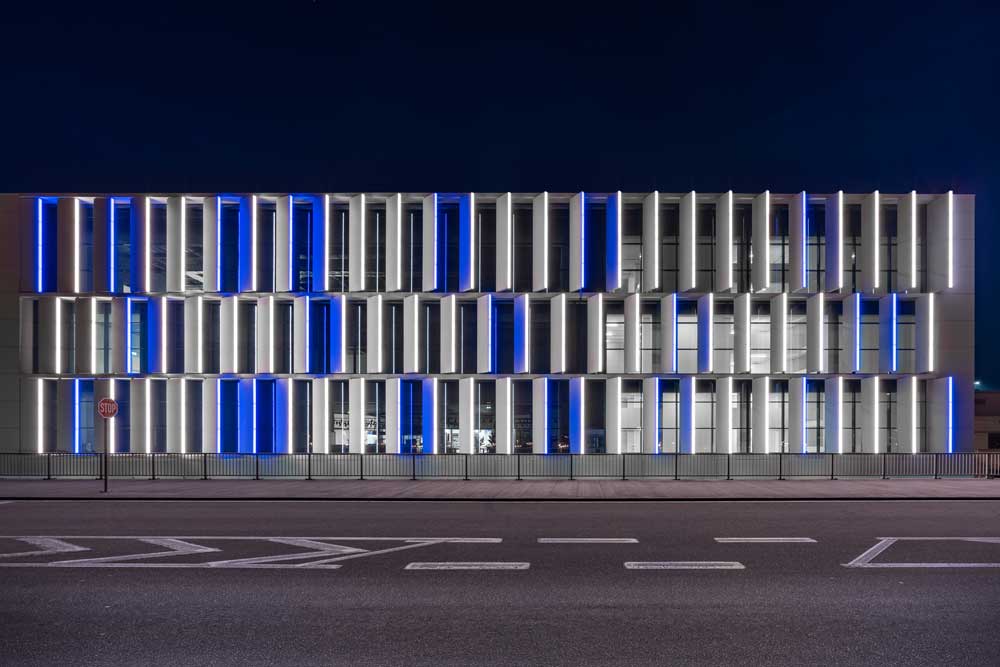 Aeropuerto Atenas Media facade Linea Light Group