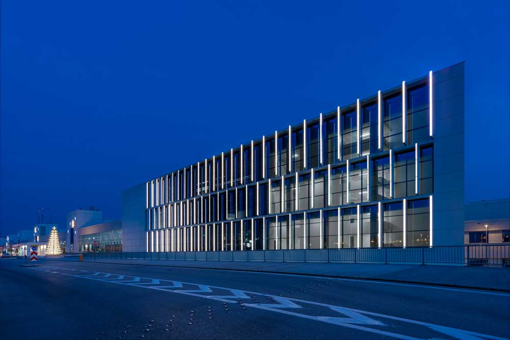 Aeropuerto Atenas Media facade Linea Light Group
